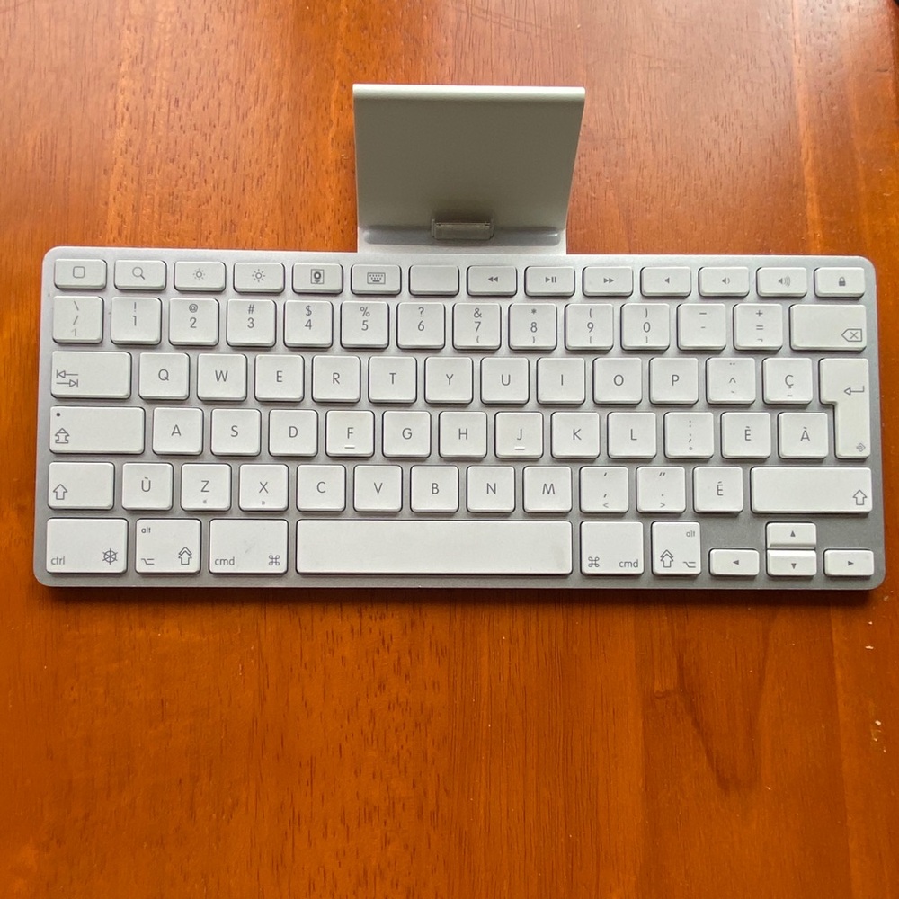 Apple Keyboard Dock A1359 for ipad 1st, 2nd, 3rd gen iPhone